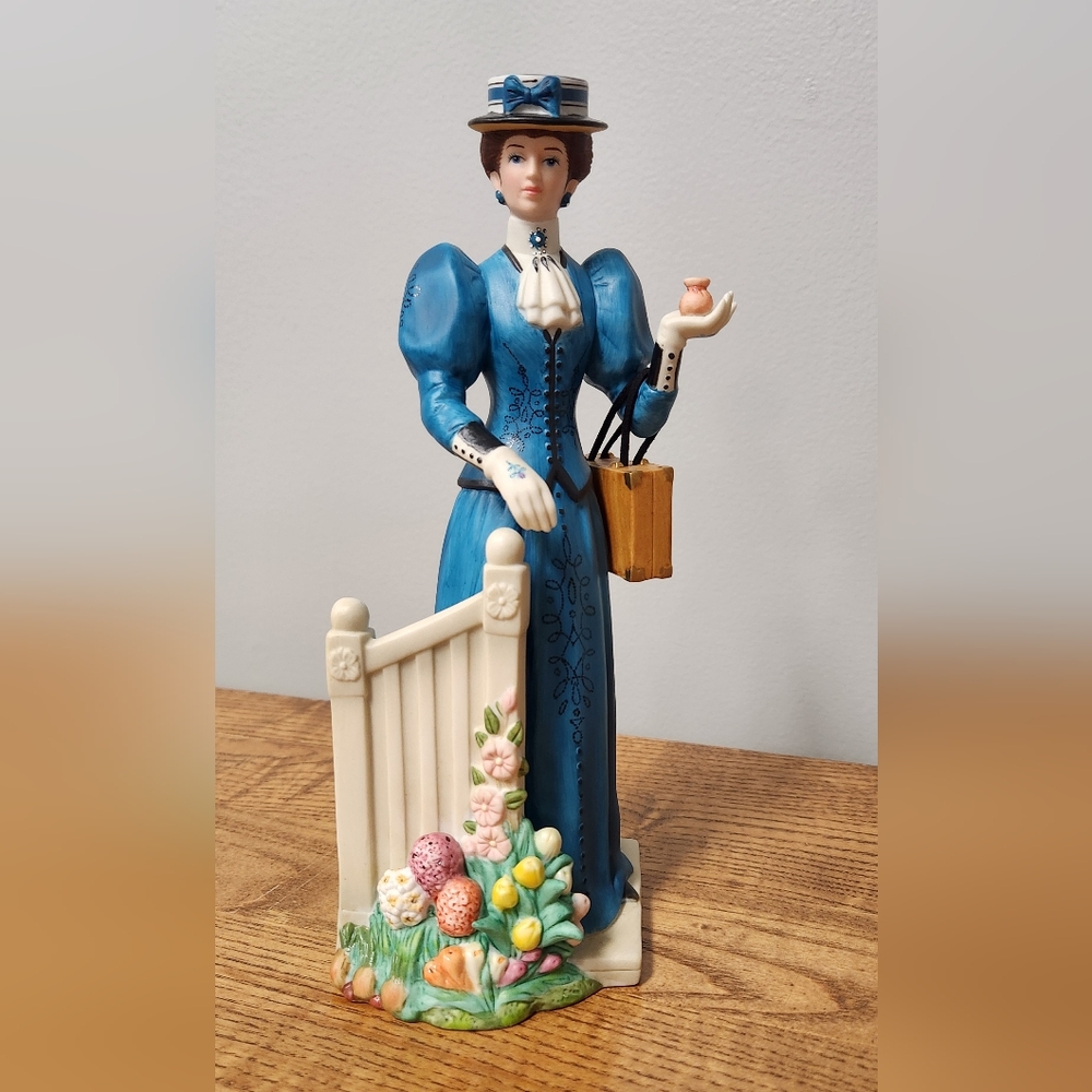 Avon 2009 Mrs. Albee Porcelain President's Club Figurine